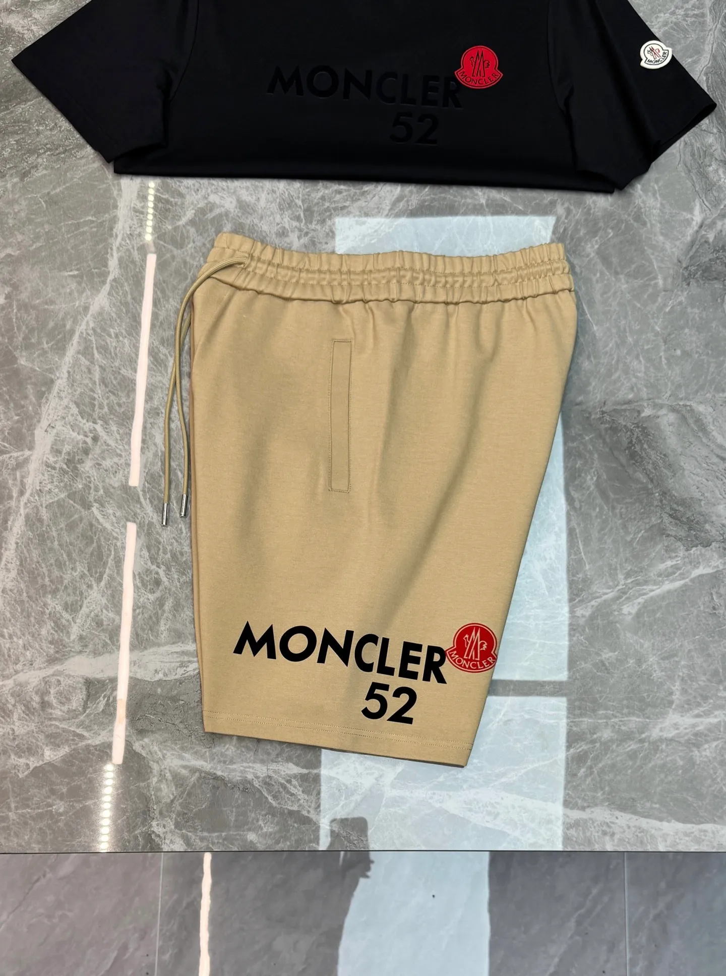 。 240 ⚜️Moncler 26s New Arrival . Same Style❤️ .Classic moncler Red . . . Premium ， Breathable ！ ！ . Classic Versatile！！ ：Black.White.Khaki.Sizes：M-3XL/29-36 ❗️（S 4XL ）175/140 L